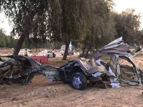 El vehículo del joven accidentado quedó seccionado en dos tras el brutal accidente. (Policía Ras Al Kahimah)