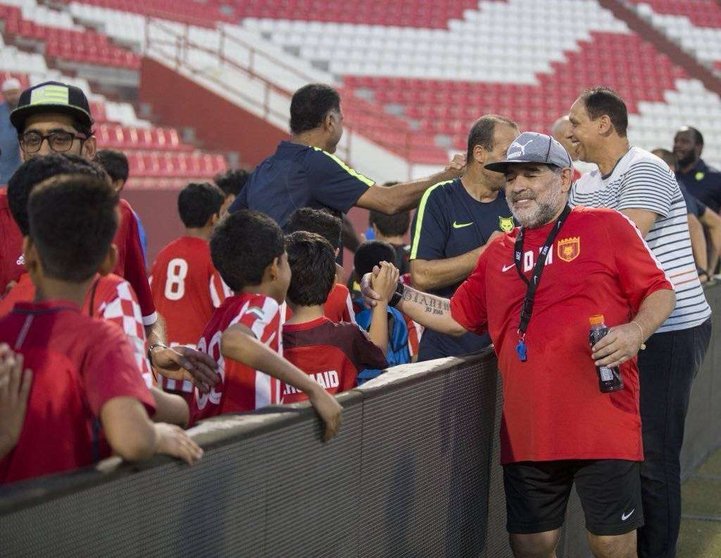 Diego Armando Maradona, saluda a unos niños todavía como entrenador de Al Fujairah. (@Fuj_FC, Twitter)