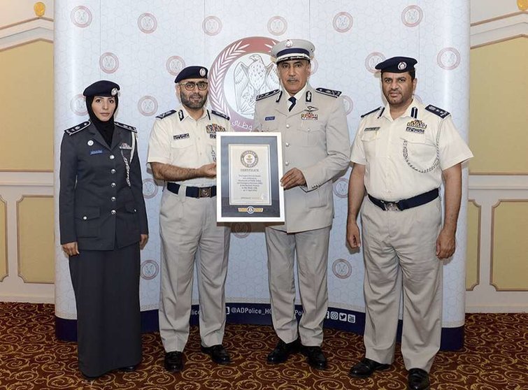 Mohammed Khalfan Al Rumaithi, comandante en jefe de la Policía de Abu Dhabi, recibió el certificado de Guinness World Records. (Policía de Abu Dhabi)