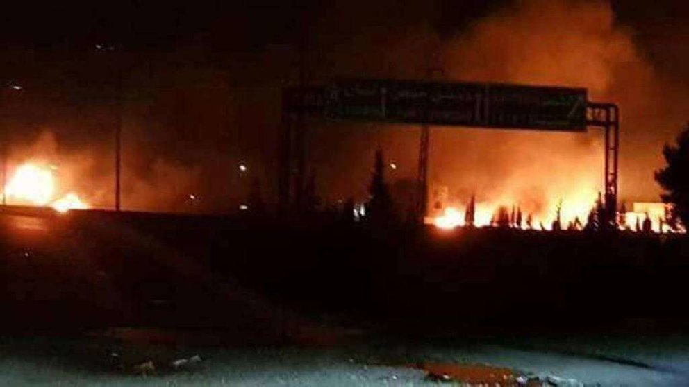 Las llamas en una zona conocida por tener numerosas bases militares del ejército sirio, en Kisweh, al sur de Damasco. (AP)