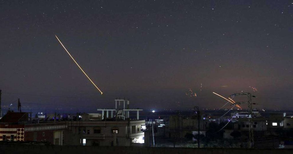 En la imagen de Reuters, misiles cayendo sobre objetivos militares en Siria.