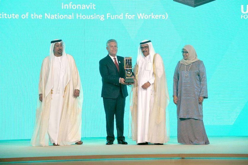 El director general del Infonavit, David Penchyna, recibe el premio del jeque Hamdan Bin Rashid Al Maktoum. (EL CORREO)