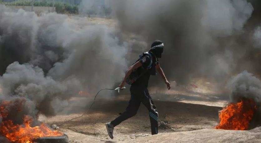 En la imagen de Reuters, un palestino en la frontera de Gaza con Israel.