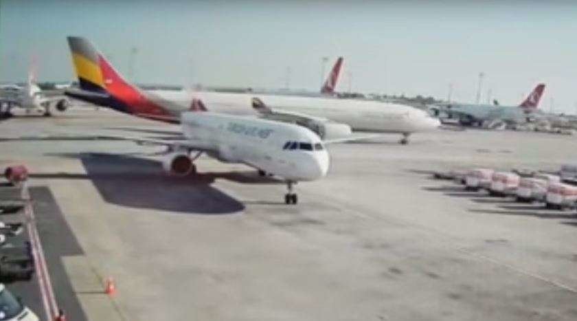 El momento del choque entre los dos aviones en el aeropuerto de Estambul.