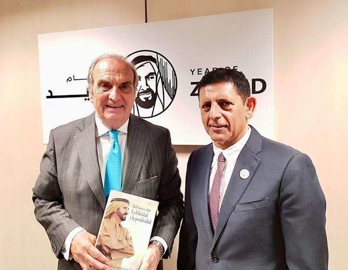 A la derecha de la imagen, Salem Al Owais, cónsul de EAU en Barcelona.