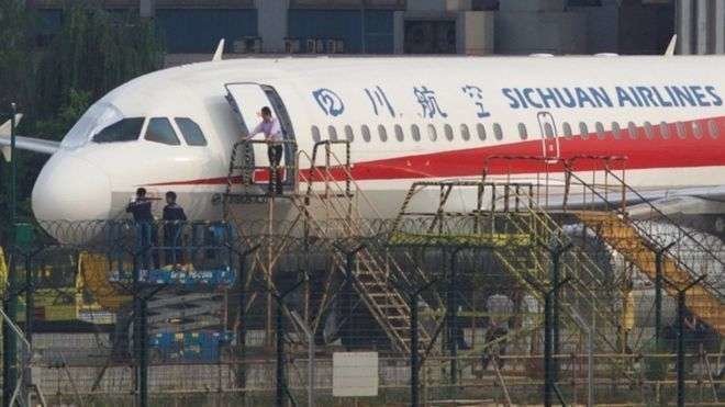 En la imagen de Reuters, el avión chino que sufrió el incidente.