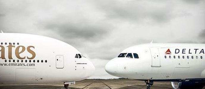 Un avión de Emirates junto a otro de la aerolínea Delta.