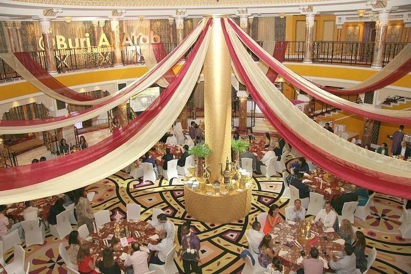 Perspectiva general del iftar de Damas Latinas en el Burj Al Arab.  (EL CORREO)