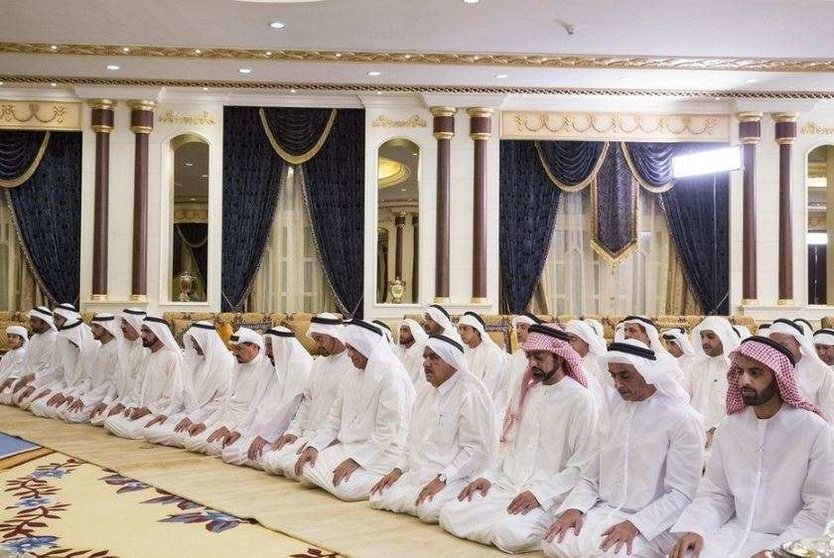 Los gobernantes de los siete emiratos rezan durante el iftar.