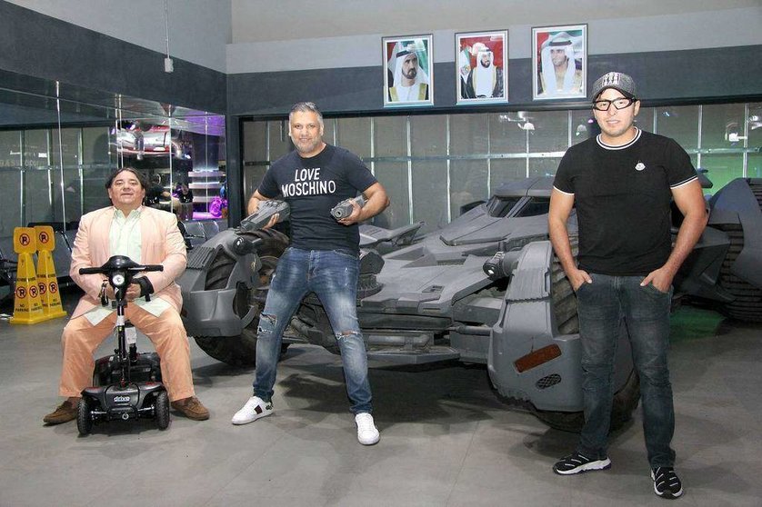 De izquierda a derecha, Mario Vallejo, responsable de ProEcuador en Dubai; el empresario Amire Adile, comprador del vehículo; y Andrés Quirola, ante el vehículo en el centro comercial Dubai Mall en Emiratos Árabes. (EL CORREO)