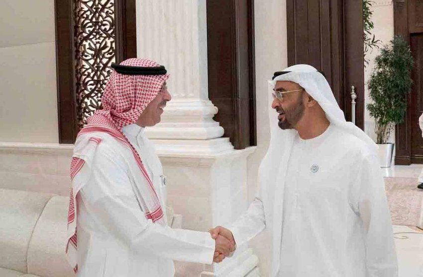 El príncipe heredero de Abu Dhabi saluda a uno de los ministros participantes en la reunión.