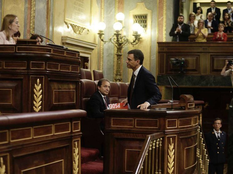 El nuevo presidente del Gobierno español, Pedro Sánchez, al comienzo de su intervención de este jueves en el Congreso.