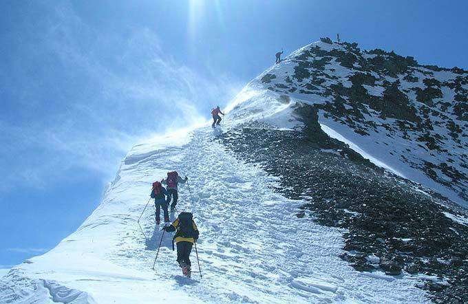 Escaladores en la montaña K2. 