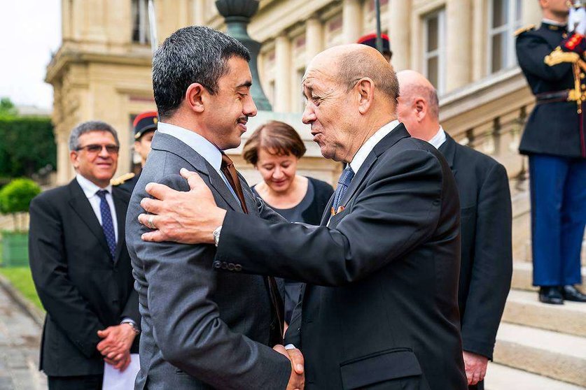 El ministro Abdullah saluda a su homólogo en París. (Ministerio de Asuntos Exteriores)