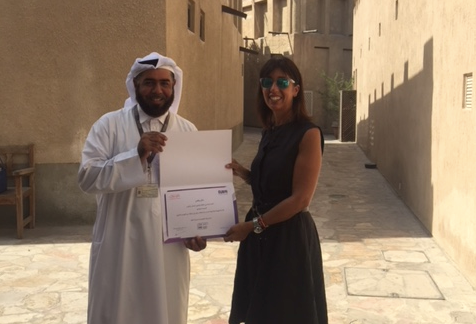 María Tello durante la entrega del reconocimiento en el barrio Al Fahidi de Dubai. (Cedida)