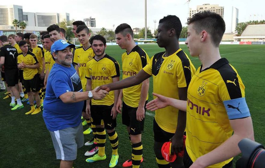 Maradona junto a las jóvenes promesas del fútbol.