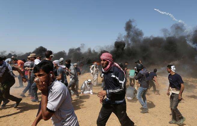Las fuerzas israelíes disparan contra los miles de palestinos agolpados en la frontera (Ibraheem Abu Mustafa / Reuters)