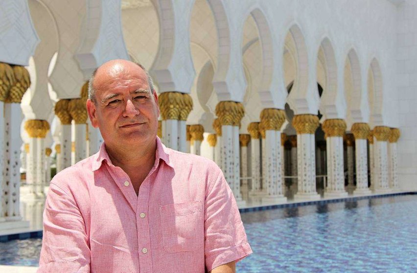 El periodista Rafael Unquiles posa ante la Gran Mezquita Zayed de Abu Dhabi. (EL CORREO)