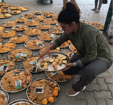 Platos de comida distribuidos por el Club Damas Latinas de Dubai. (Cedida)