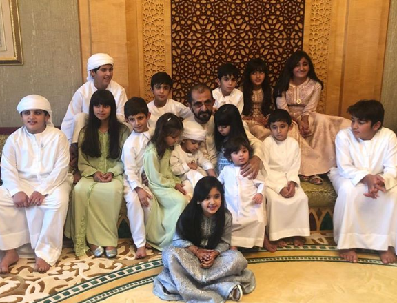 El gobernante de Dubai junto a sus nietos.