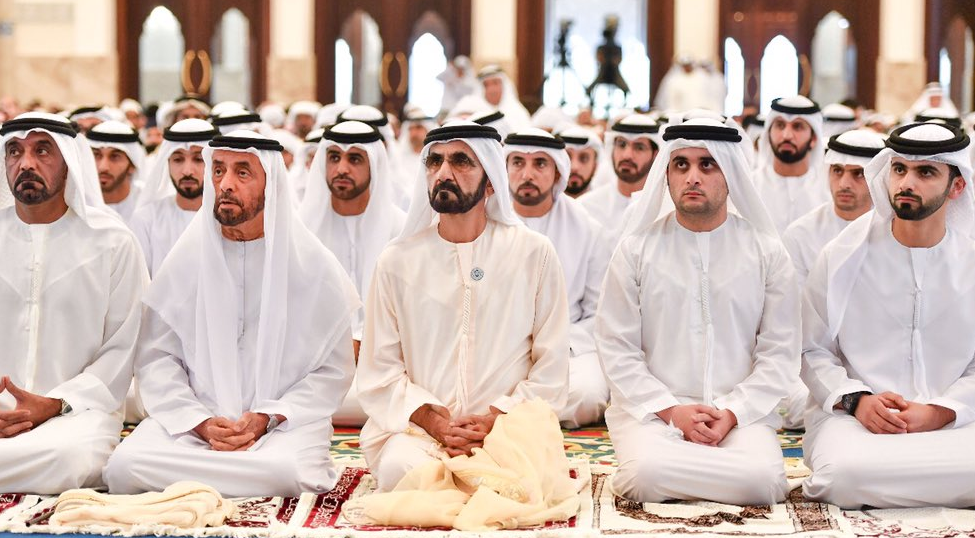 El gobernante de Dubai durante las oraciones por el Eid en la mezquita Zabeel.