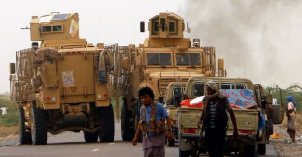 Vehículos blindados de las Fuerzas Yemeníes cerca del aeropuerto de Hodeidah.