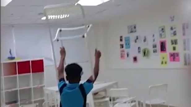 Una captura del vídeo donde los alumnos destrozan un aula de un colegio en EAU.