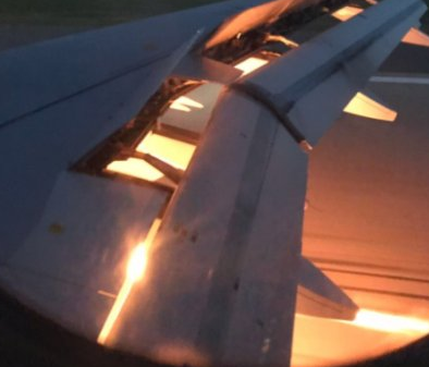 En una de las alas del avión se produjo un incendio.