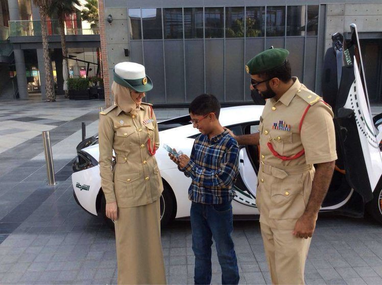 El niño Sanith Sanasa junto a los policías de Dubai que hicieron su sueño realidad. (Policía Dubai)