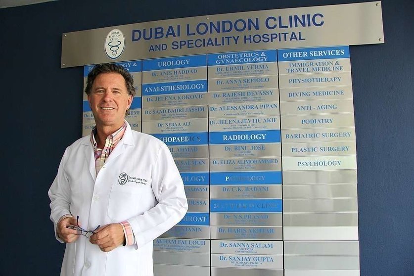 El doctor español Luis Gavin atiende en Dubai London Hospital y Dental Clinic. (EC)