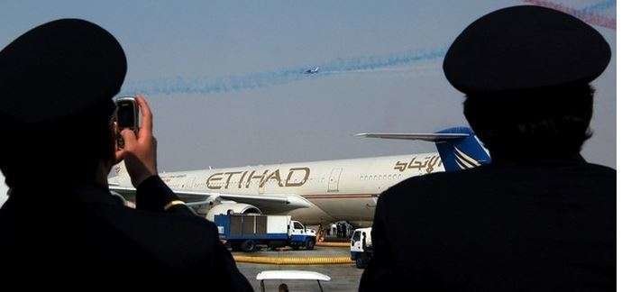 Una imagen de pilotos de Etihad y un avión de la compañía.