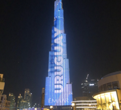 El Burj Khalifa de Dubai con los colores de Uruguay en 2018. (Jonnathan Polak)