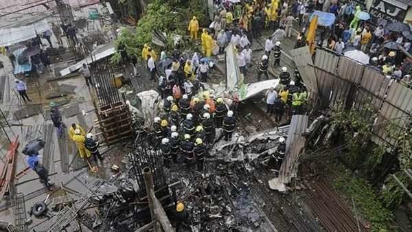 El avión cayó sobre una obra en el distrito financiero de Mumbai. (AP)