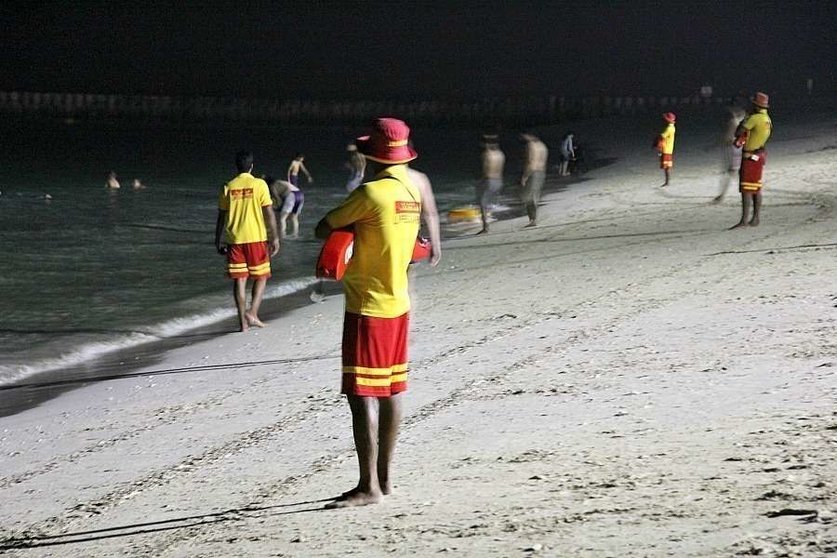 Socorristas vigilan la playa nocturna. (EL CORREO)