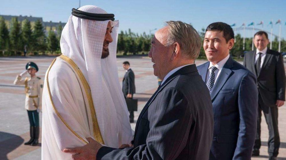 El jeque Mohammed bin Zayed con el presidente de Kazajstán, Nursultan Nazarbayev, en Astana. 