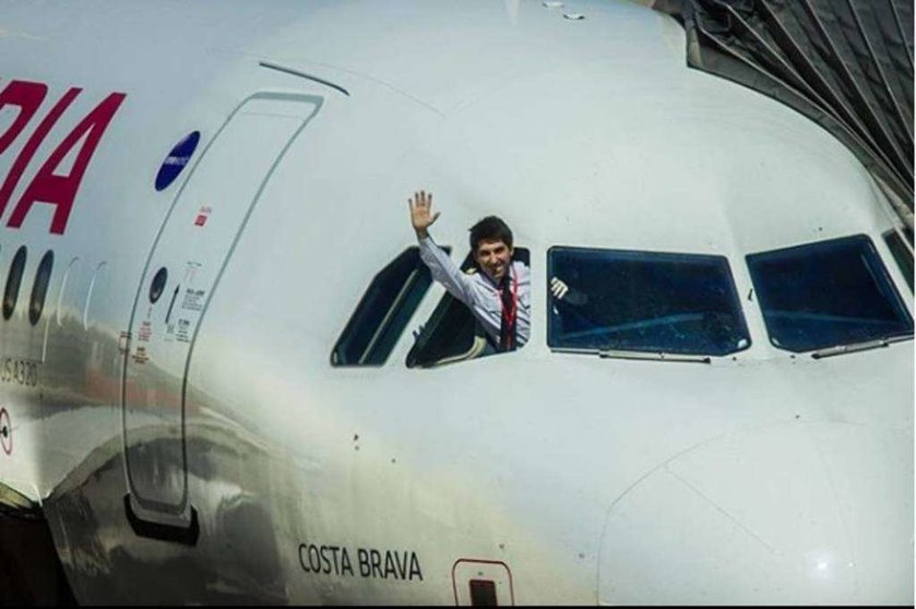 El piloto español en la cabina de un avión.