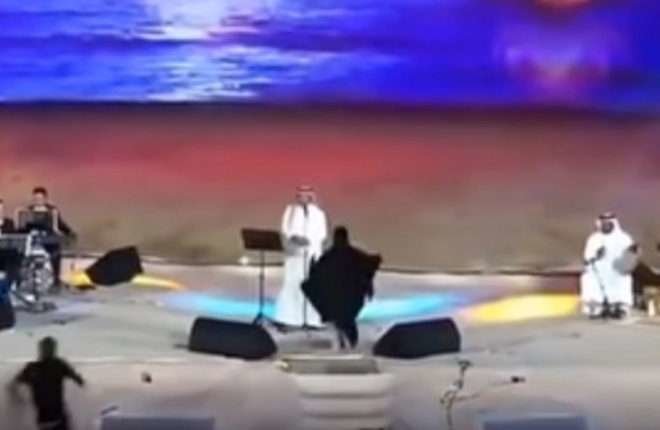 Una captura del vídeo del momento en que la saudí subre al escenario.
