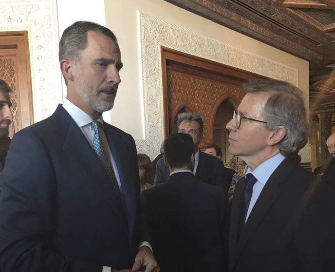 Felipe VI conversa con Bernardino León, director general de la Academia Diplomática de Emiratos. (WAM)