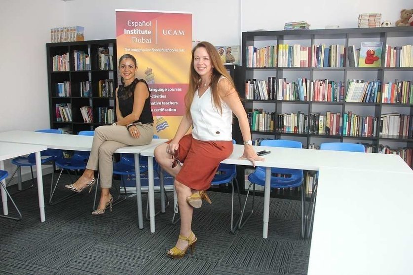 Soledad Blanco, directora de Instituto Español UCAM Dubai -izquierda-, y Carolina Carrillo, en la sede del centro. (EL CORREO)