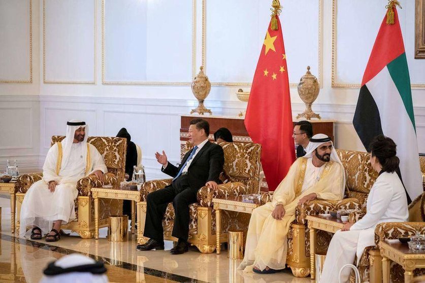 El jeque Mohammed bin Rashid dialoga con Peng Liyuan mientras el jeque Mohammed bin Zayed conversa con el presidente chino,  Xi Jinping. 