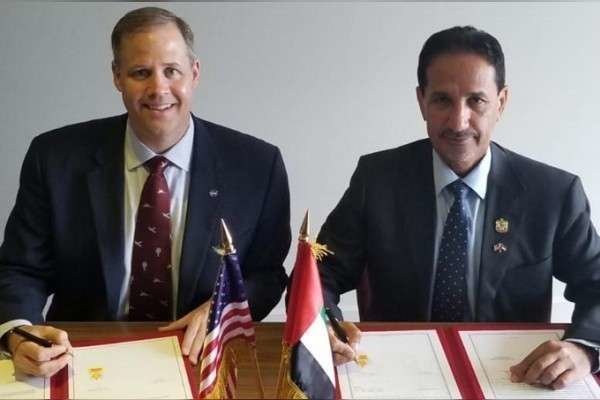 James Jim Bridenstine, administrador de la NASA, y Mohammed Al Ahbabi, director general de la Agencia Espacial de EAU, durante la firma del memorando. (WAM) 
