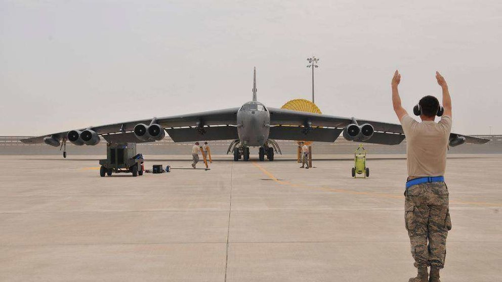 Un bombardero B-52 de la Fuerza Aérea de Estados Unidos llega a la Base Aérea Al Udeid en Qatar.