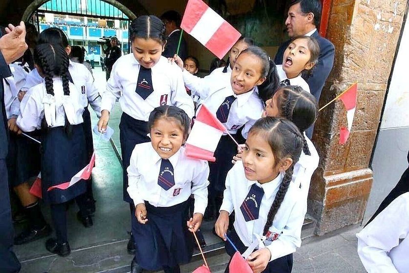 Escolares peruanos celebran con banderas las fiestas patrias de su país. (Cedida)