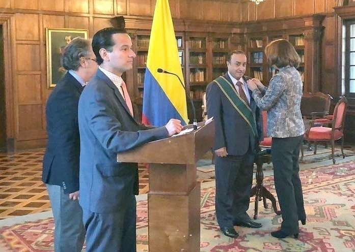 María Ángela Holguín entrega al embajador de Emiratos Árabes en Colombia, Mohammed Issa Qattam Al Za'abi, la Gran Cruz de la Orden de San Carlos. (WAM)