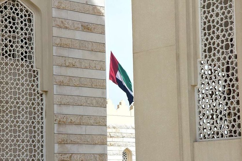 Bandera a media asta entre los muros de la Mezquita de la Corniche de Ras Al Khaimah, emirato de uno de los militares muertos en Yemen. (EL CORREO)