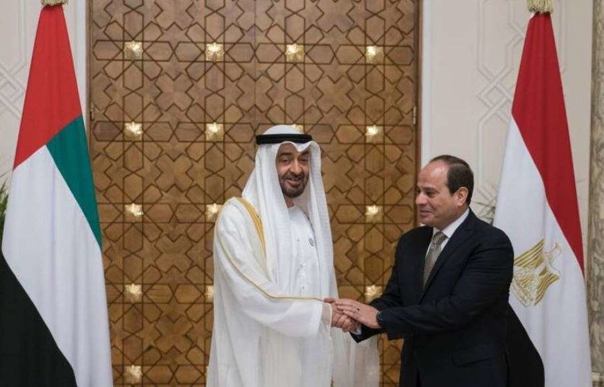 El príncipe heredero de Abu Dhabi y el presidente egipcio en el aeropuerto de El Cairo.