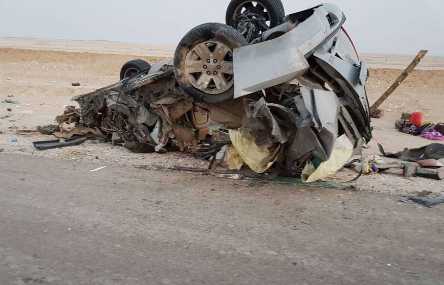Las autoridades omaníes publicaron la foto del estado en que quedó uno de los vehículos tras la colisión.