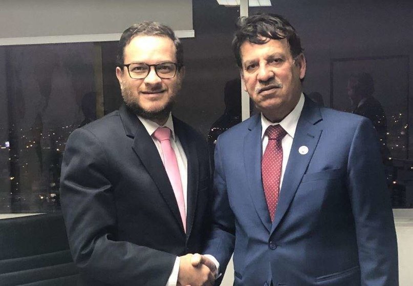 A la izquierda de la imagen, el viceministro de Perú y el embajador de EAU en Lima.