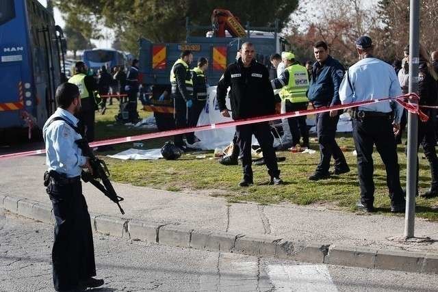 Fuerzas de seguridad israelíes montan guardia en la escena del suceso.