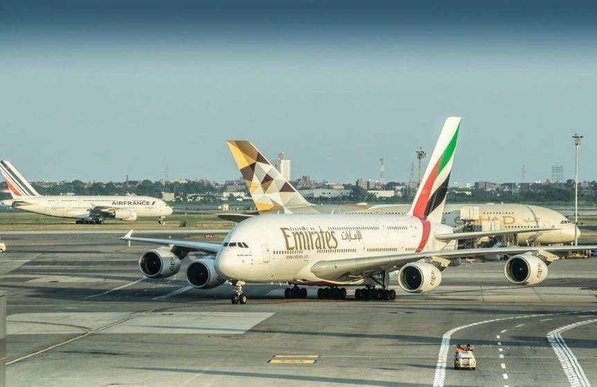 Aviones de Emirates y Etihad, aerolíneas de Emiratos Árabes.